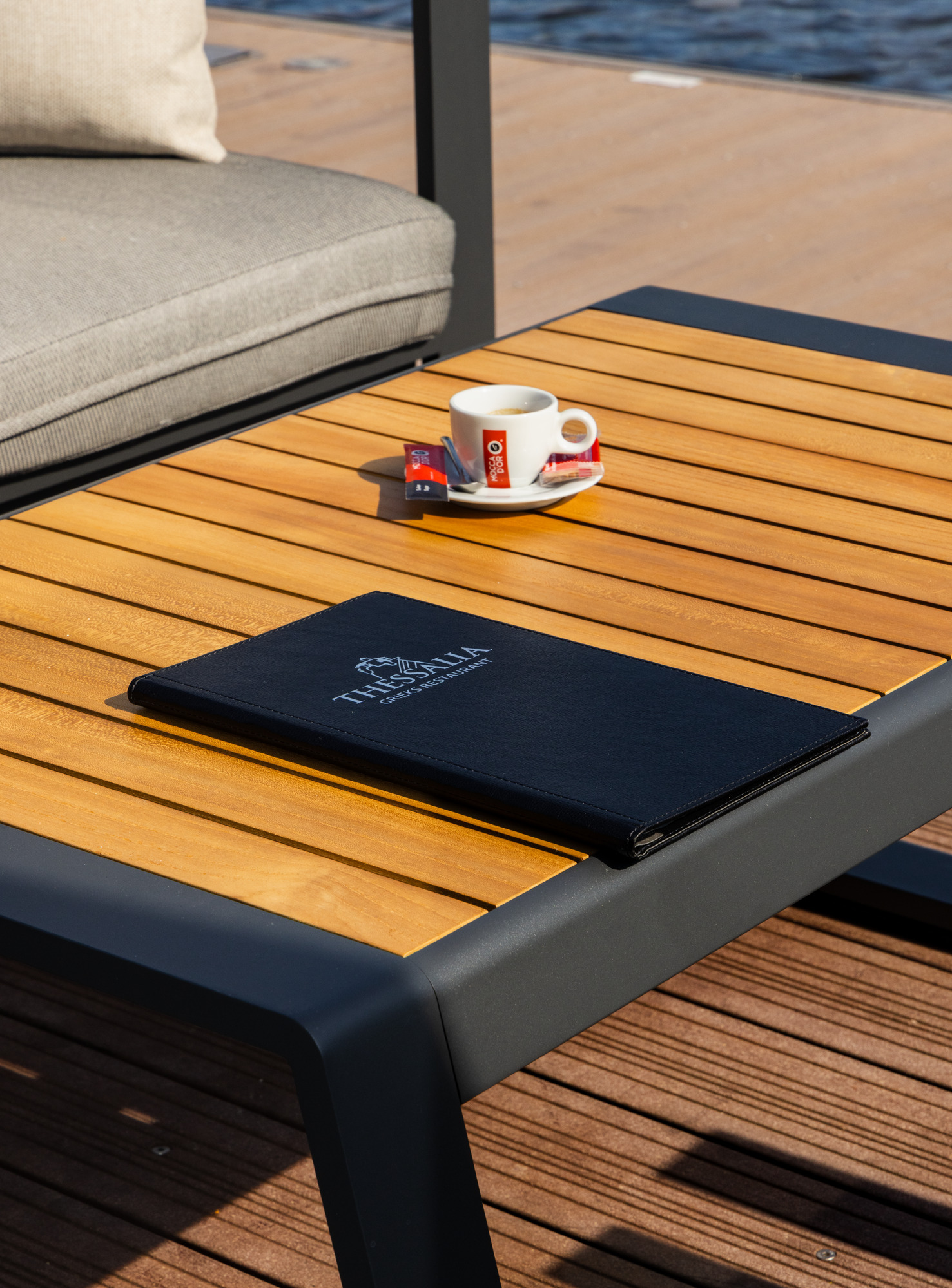 Sfeer bij Thessalia — terras aan de Amstel