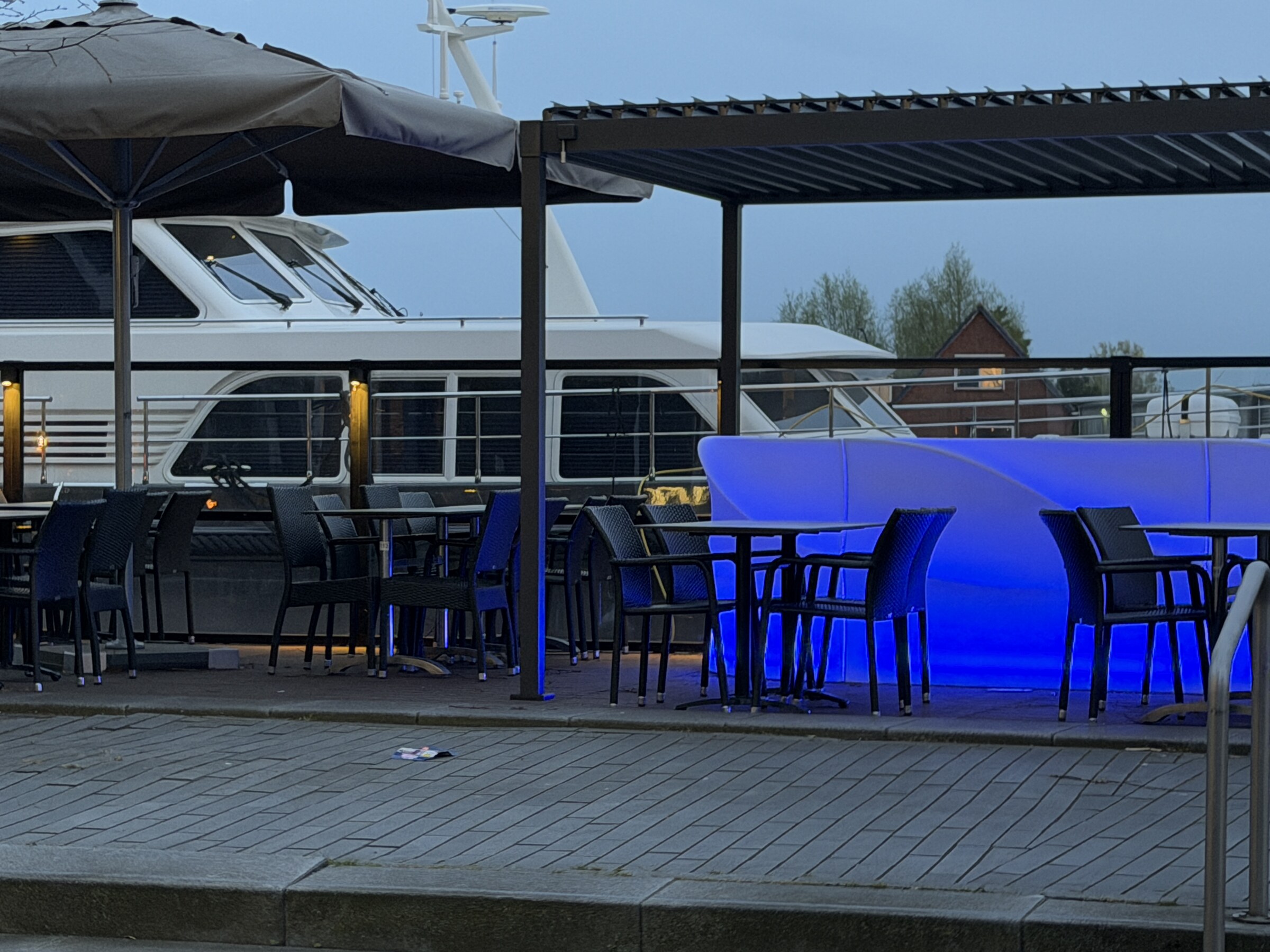 Ons terras aan de Wilhelminakade, pal aan de Amstel