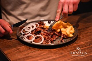 Misschien wel de bekendste schotel uit de Griekse keuken: de Gyros schotel!

Letterlijk betekent gyros “rond”. Dit slaat op de manier van garen; gyros draait namelijk rond het spit. Zo krijgt het de mooie goudbruine knapperige structuur. 

Gyros wordt bij ons geserveerd met onze huisgemaakte zaziki, friet, rijst en salade. 

#greece #greek #restaurantthessalia #greekfood #greecestagram #greece🇬🇷 #greecelover_gr #foodstagram #foodphotography #instafood #instafoodie #restaurant #restaurants #grieksrestaurant #grieks #griekenland #uithoorn #uitgaan #uiteten #amstelveen #amsterdam #amstelveenz #aalsmeer #kudelstaart #diner #aandeamstel #instagood #december #gyros #photography