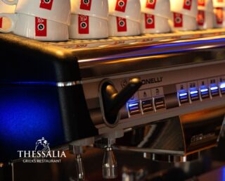 Proef de perfectie in elke kop! Onze koffiemachine zet ambachtelijke koffie die de essentie van puur vakmanschap vastlegt. De heerlijke koffiebonen van Mocca d’Or is wat u nodig heeft om de avond heerlijk af te sluiten☕️✨

#restaurantthessalia #restaurant #thessalia #greekcuisine #greece #greece🇬🇷 #greecelover_gr #greek #griekenland #grieks #tasteofgreece #coffee #coffeeholic #photography #amsterdam #uithoorn #amstelveen #kudelstaart #aalsmeer #mijdrecht #traditionalfood #coffeetime #mediterranean #espresso